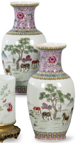 Lote 1466: Pareja de jarrones chinos de porcelana con esmaltes polícromos, último cuarto siglo XX.