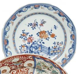 Lote 1467: Plato de porcelana de Compañía de Indias en azul y blanco, rosa y rojo de hierro, Dinastía Qing, época de Qianlong (1736-95)