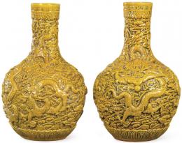 Lote 1482: Pareja de jarrones de porcelana china con vidriado caramelo S. XX.