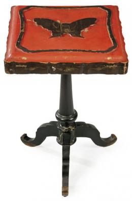 Lote 1484: Mesa realizada con caja de mantón de Manila en laca negra y roja, Dinatía Qing S. XIX.
