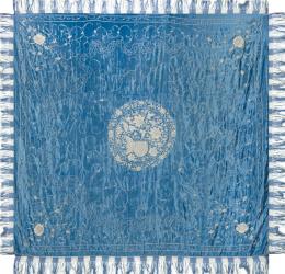 Lote 1485: Colcha de Manila azul celeste con bordados en blanco S.XIX