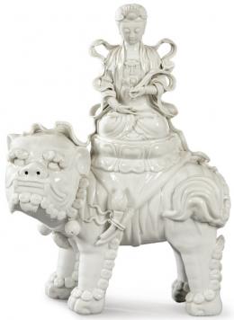 Lote 1486
Guanyin montada en un león de Foo en porcelana Blanco de China, Dinastía Qing S. XIX