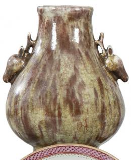 Lote 1502: Pequeño vaso de porcelana china con flambeado marrón, Dinastía Qing, S. XVIII.