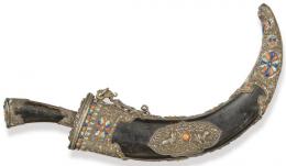 Lote 1508: Gran daga tibetana de asta de búfalo asiático con aplicaciones de plata y piedras duras, S. XIX.