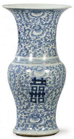 Lote 1509: Jarrón de porcelana china tipo Zun, azul y blanco, Dinastía QIng S. XÏX.