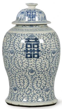 Lote 1510: Tibor de porcelana china azul y blanco, Dinastía Qing S. XIX.