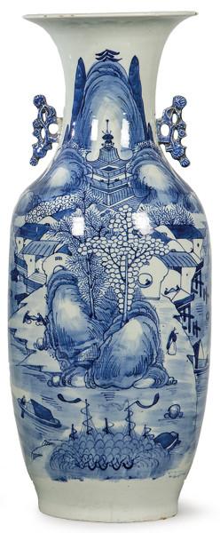 Lote 1511
Jarrón de porcelana china azul y blanco, Dinastía Qing S. XIX.