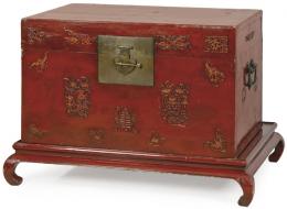 Lote 1512: Arcón chino de madera de olmo lacada en rojo ff. S. XIX pp. S. XX.