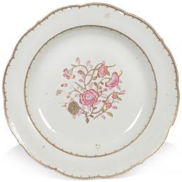 Lote 1515: Gran plato de porcelana de borde polilobulado de Compañía de Indias Familla Rosa. S. XVIII. 