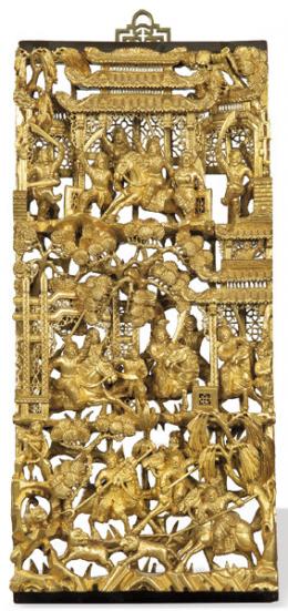 Lote 1517: Fragmento de altar chino en madera dorada y tallada S. XIX