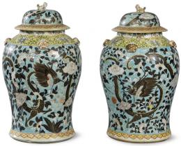 Lote 1518: Pareja de tibores de porcelana china con esmaltes polícromos, Dinastía Qing S. XIX.