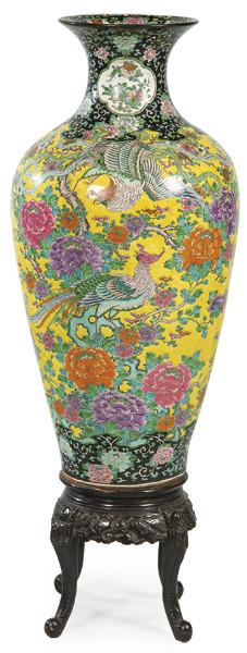 Lote 1520: Gran jarrón de porcelana china con esmaltes polícromos primer tercio S. XX.