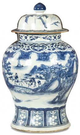 Lote 1524: Gran tbor en porcelana china azul y blanco, Dinastía Qing, época de Qianlong (1736-95).