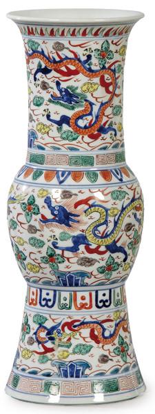 Lote 1525: Jarrón tipo zun en porcelana china con esmaltes tipo Wucai S. XX.