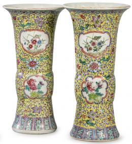 Lote 1526: Pareja de jarrones abocinados de porcelana china con vidriado amarillo. Marcas apócrifas de Quianlong, hacia 1950.