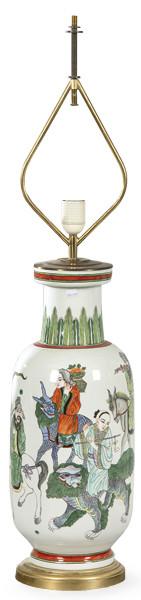 Lote 1530: Lámpara de mesa realizada con un jarrón de porcelana de París con decoración chinesca S. XX.