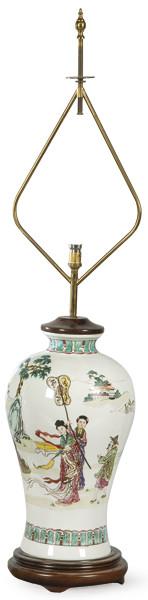 Lote 1531: Jarrón chino adaptado a lámpara con decoración de esmaltes polícromos, hacia 1930. 