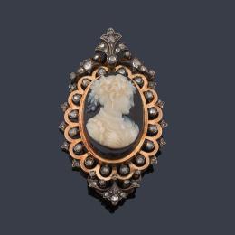 Lote 2000
Broche-camafeo con busto clásico femenino realizado en ágata  con orla de diamantes talla rosa. S. XIX.