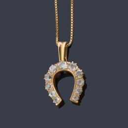 Lote 2003: Colgante en forma de herradura con diamantes talla antigua en disminución de tamaño, en montura de oro amarillo de 18K.