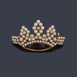 Lote 2009: Broche en forma de corona con perlitas aljófar con diamantes talla diamantes talla antigua. Finales S. XIX.