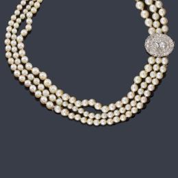 Lote 2022: Collar con tres hilos de perlas de aprox. 7,17 mm - 9,68 mm con broche ovalado de diamantes talla antigua de aprox. 3,40 ct en total.