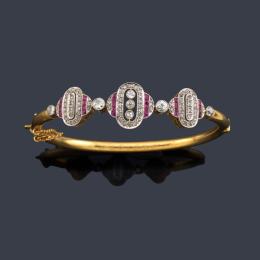 Lote 2037: Pulsera rígida 'Art Decó' con tres motivos ovalados con diamantes talla antigua y rosa con bandas de rubíes calibrados. Años '30.