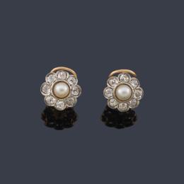 Lote 2039: Pendientes cortos con diseño de rosetón con perlitas y diamantes talla antigua de aprox. 1,00 ct en total.