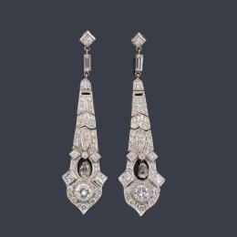 Lote 2046: Pendientes largos estilo 'art decó' con diamantes talla antigua y 'briolette' de aprox. 5,60 ct en total.