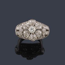 Lote 2048: Anillo con frente floral enriquecido con diamantes talla brillantes y 8/8, en montura de platino.