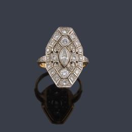 Lote 2054: Anillo lanzadera con centro de diamante talla marquise en oro amarillo de 18K con vista de engaste en blanco.