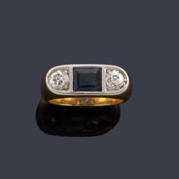 Lote 2067: Tresillo con dos diamantes talla antigua y zafiro central en montura de oro amarillo de 18K y vista en platino.