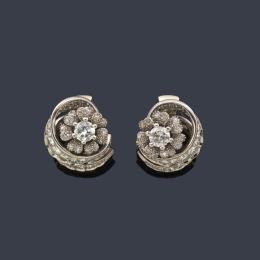 Lote 2077: Pendientes cortos con diseño floral y doble banda con diamantes talla antigua, brillante y sencilla de aprox. 3,71 ct en total. Años '50.