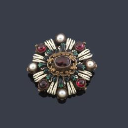 Lote 2080: Broche circular con gemas sintéticas, perlas y esmalte en montura de oro amarillo de 18K y plata. S. XIX.