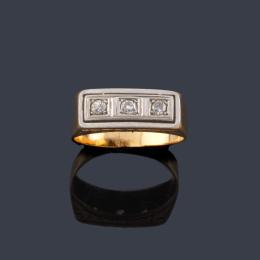 Lote 2082: Tresillo con diamantes talla sencilla en montura de oro amarillo de 18K y vista en platino. Años '30.