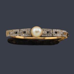 Lote 2086: Pulsera rígida con una perla central de aprox. 9,74 mm con diseño de greca en ambos lados con diamantes talla rosa.