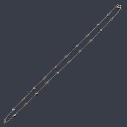 Lote 2097: Cadena con diamantes talla triángulo en montura de platino.