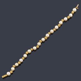 Lote 2117: YANES
Pulsera con perlas intercaladas con motivos en oro amarillo de 18K.
