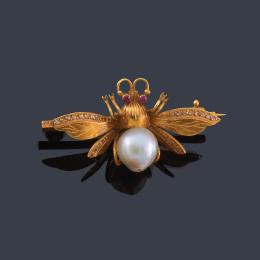 Lote 2124: Broche en forma de mosquita con rubíes y perla en montura de oro amarillo de 18K. Ppios S. XX.