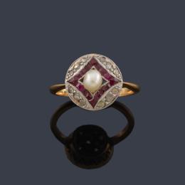 Lote 2131
Anillo 'art decó' con perlita central, rubíes calibrados y diamantes talla rosa. Años '30.