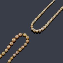 Lote 2136: Dos collares de perlas aljófar en disminución con cierres de oro amarillo de 18K. Ppios S.XX.