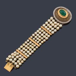 Lote 2158: Pulsera con cinco hilos de perlas con pasadores en oro amarillo mate y gran cierre ovalado con centro de crisoprasa en cabujón y orla de diamantes talla rosa.