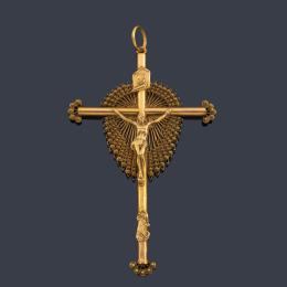 Lote 2162: Cruz con decoración de esferillas en oro amarillo de 18K.