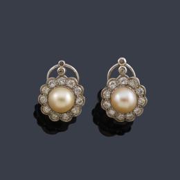 Lote 2173: Pendientes cortos con pareja de perlas y orla de diamantes talla sencilla en montura de oro blanco de 18K.