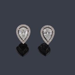 Lote 2175: Pendientes cortos con pareja de diamantes talla perilla de aprox. 1,00 ct cada uno, con orla de diamantes talla brillantes.