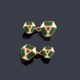Lote 2198: LUIS GIL
Gemelos con diseño geométrico, con esmalte verde y blanco con rubíes.