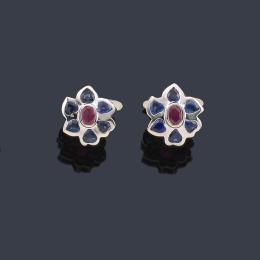 Lote 2215
Gemelos con diseño floral con pareja de rubíes y orla de zafiros de aprox. 4,68 ct en total.