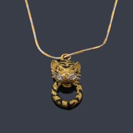 Lote 2217: Colgante con cabeza de tigre y motivo circular en esmalte y brillantes, en montura y cadena de oro amarillo de 18K.