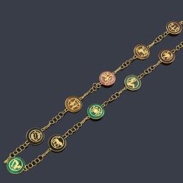 Lote 2221: Collar largo con los doce signos del zodiaco sobre piezas circulares de gemas duras, realizados en oro amarillo de 18K.