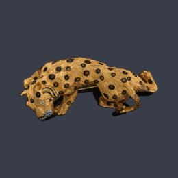 Lote 2222: Broche en forma de leopardo con esmalte, brillantes en montura de oro amarillo de 18K.