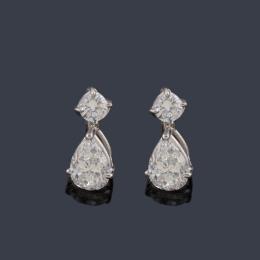 Lote 2235: Pendientes largos con diamantes talla perilla y brillante de aprox. 2,40 ct en total.